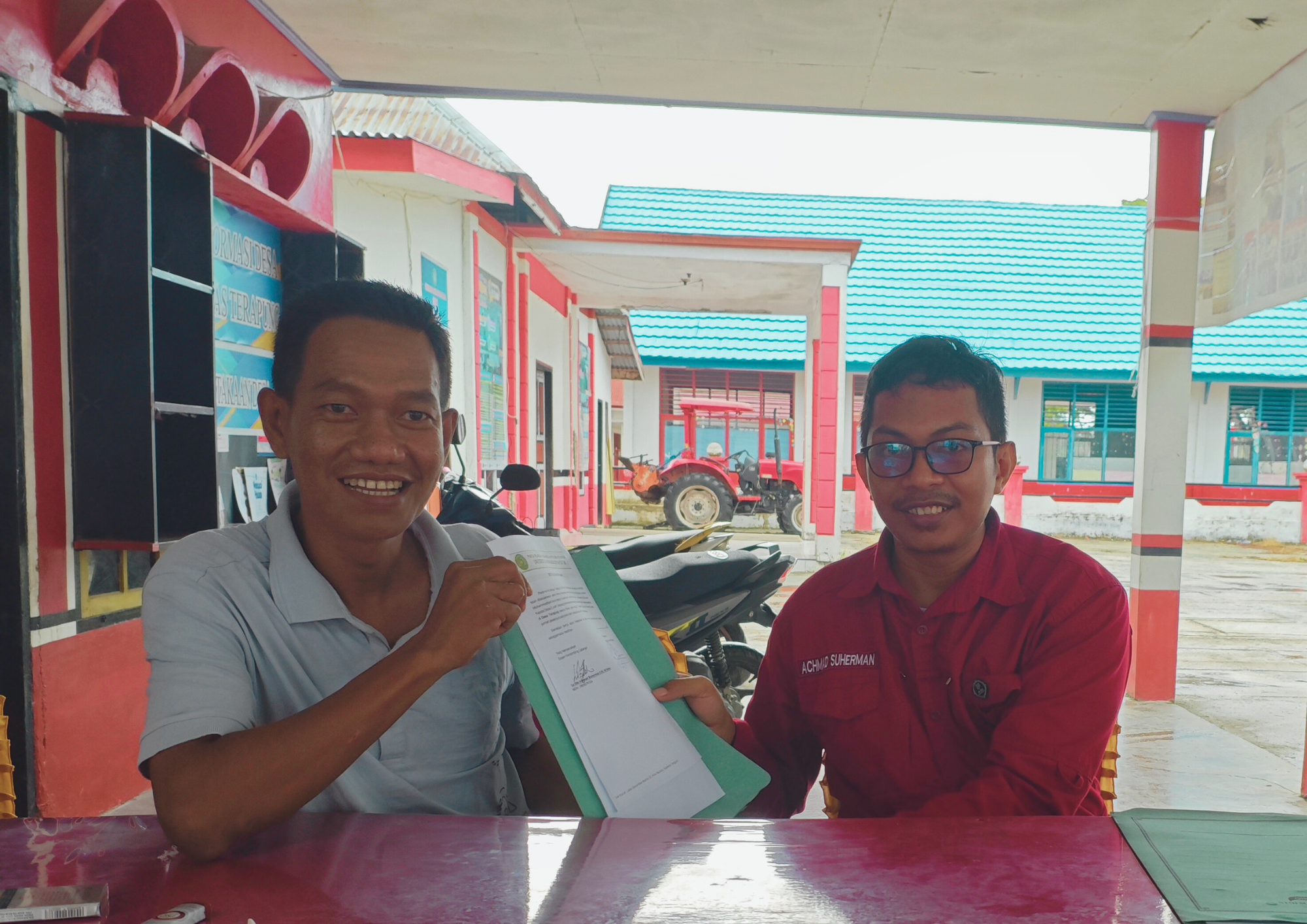 UM Buton Serahkan Mahasiswa KKN Kolaborasi di Desa Wakambangura dan Desa Terapung