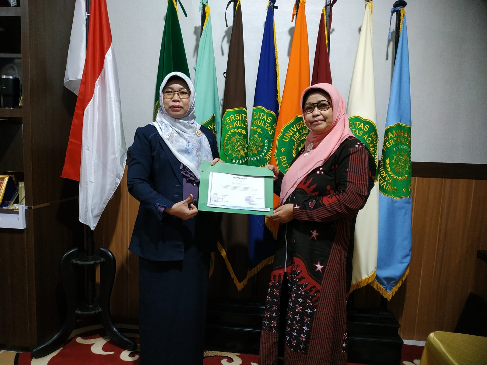 Penyerahan Sertifikat Pemateri Prof Dr. Farida Hanum, M. Si oleh Rektor UM Buton