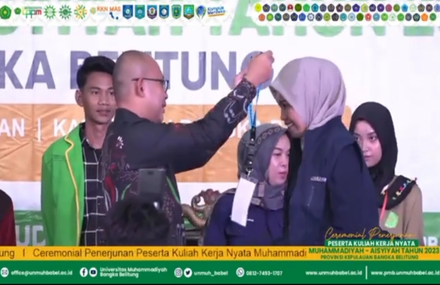 Mahasiswa UM Buton Mewakili Peserta KKNMAs Se-Indonesia Dalam Pemasangan Almamater KKNMAs 2023