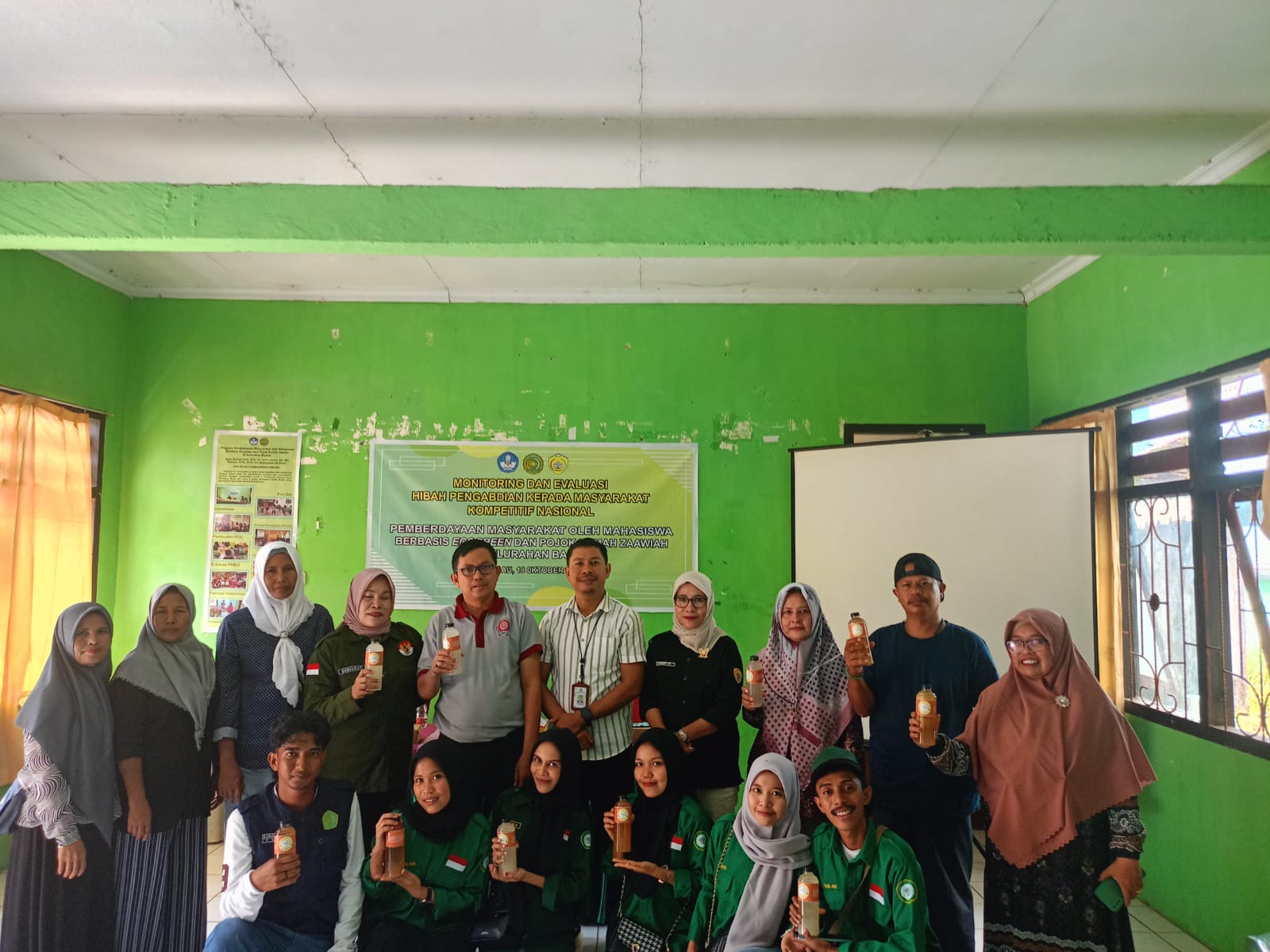 Tim Pengabdian UM Buton Hasilkan Produk Inovasi Pupuk Organik Cair di Kelurahan Baadia
